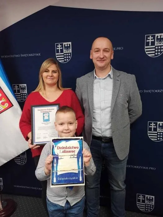 Małgorzata, Rafał i Mikołaj Zacharscy z certyfikatem Dziedzictwa Kulinarnego Świętokrzyskiego